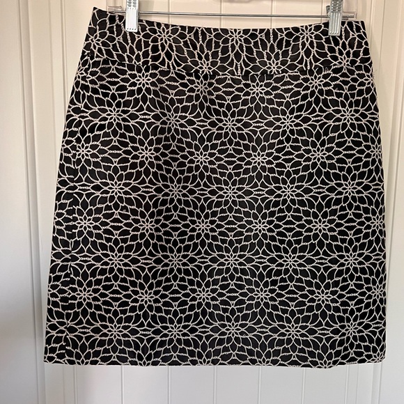 Ann Taylor Black and White Embroidered Floral Side Zipper Line Skirt, Size 8 - Picture 1 of 7
